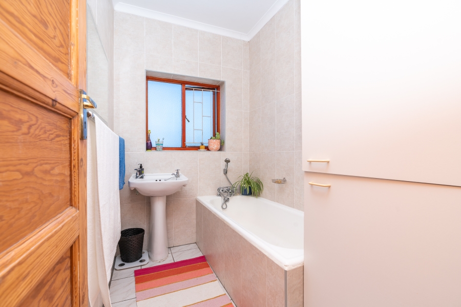 To Let 3 Bedroom Property for Rent in Pinelands Western Cape